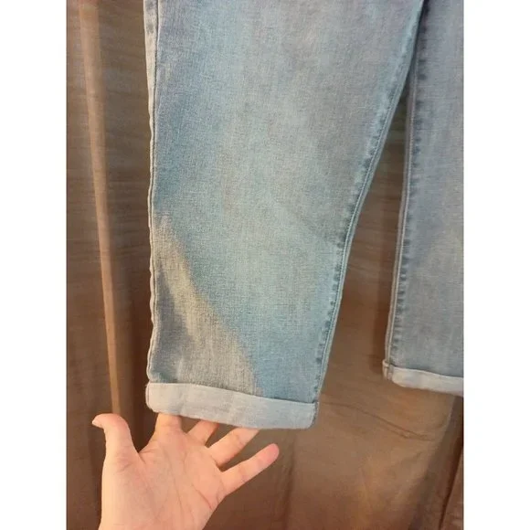 Women's Levi's Stretchy Comfortable Roll Cuff Jean's Size 32 - Picture 3 of 7